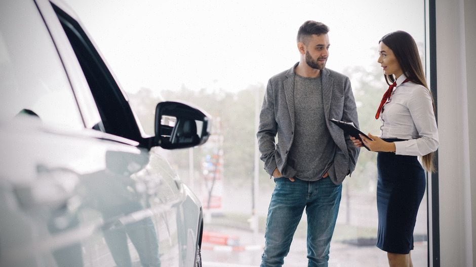 Service après-vente automobile électrique dans un showroom français moderne