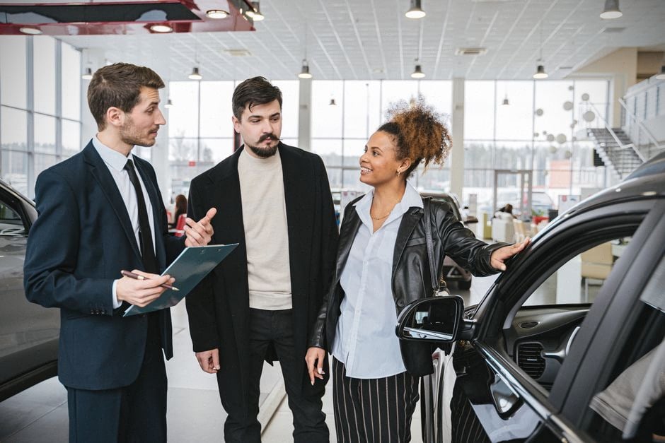 Client découvrant une voiture électrique neuve en concession française