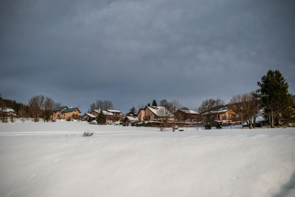Service communal fribourgeois examinant un projet solaire en toiture