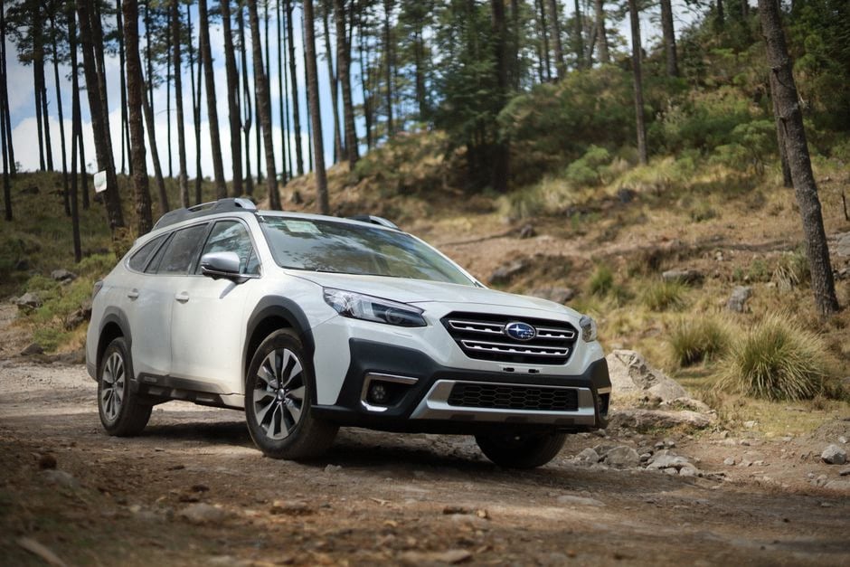 Grand crossover électrique Subaru E-Outback avec coffre familial ouvert