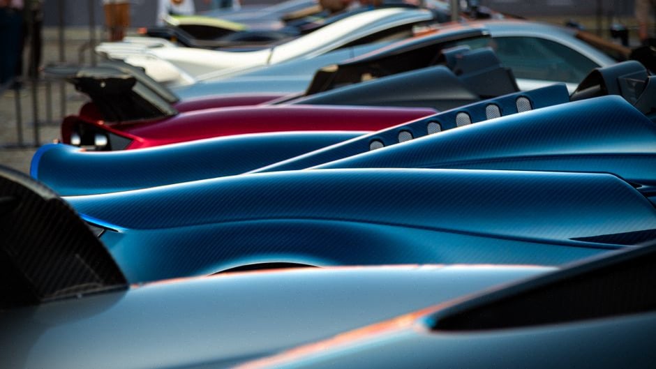 Hypercars électriques concurrentes sur un centre d’essai contemporain