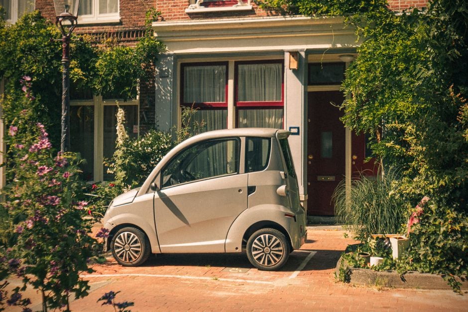 Mini-citadine électrique garée dans une place urbaine étroite