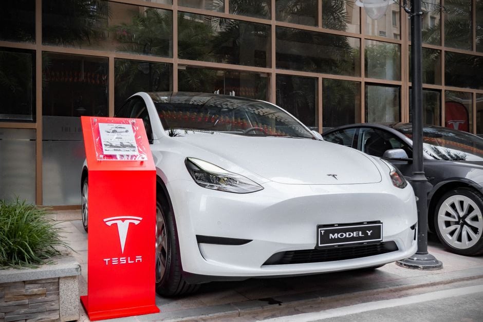Concession Tesla accueillant des clients autour du Model Y électrique