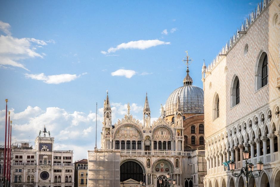 Députés italiens réunis au Parlement pendant une séance politique