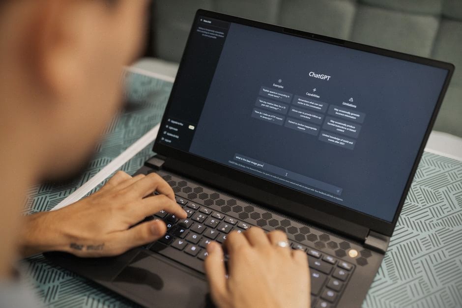 Professionnels analysant un outil ChatGPT dans un bureau contemporain