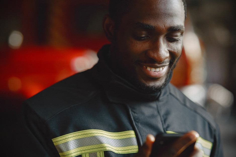 Demande d’aide carburant sur smartphone dans une station-service