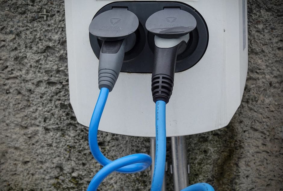 Bornes de recharge publiques utilisées près d’immeubles résidentiels français