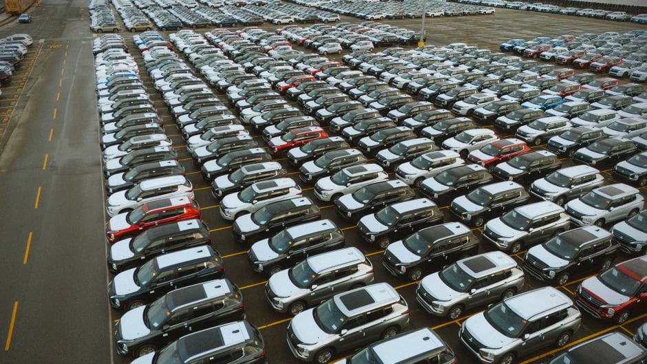 SUV électriques importés contrôlés dans un port européen