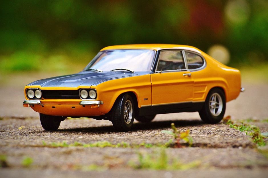 SUV électrique Ford Capri sur voie rapide bretonne humide