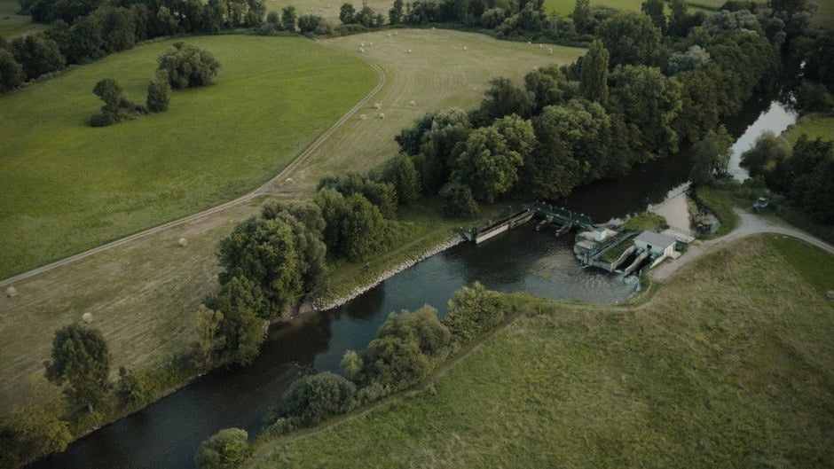 Passe à poissons près d'un barrage hydroélectrique sur rivière restaurée