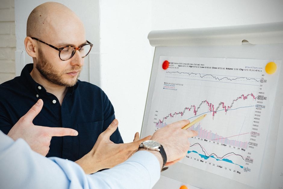 Analystes suivant l’inflation européenne dans un bureau financier luxembourgeois