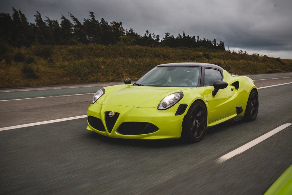 Alfa Romeo Junior Veloce électrique sur route sinueuse contemporaine