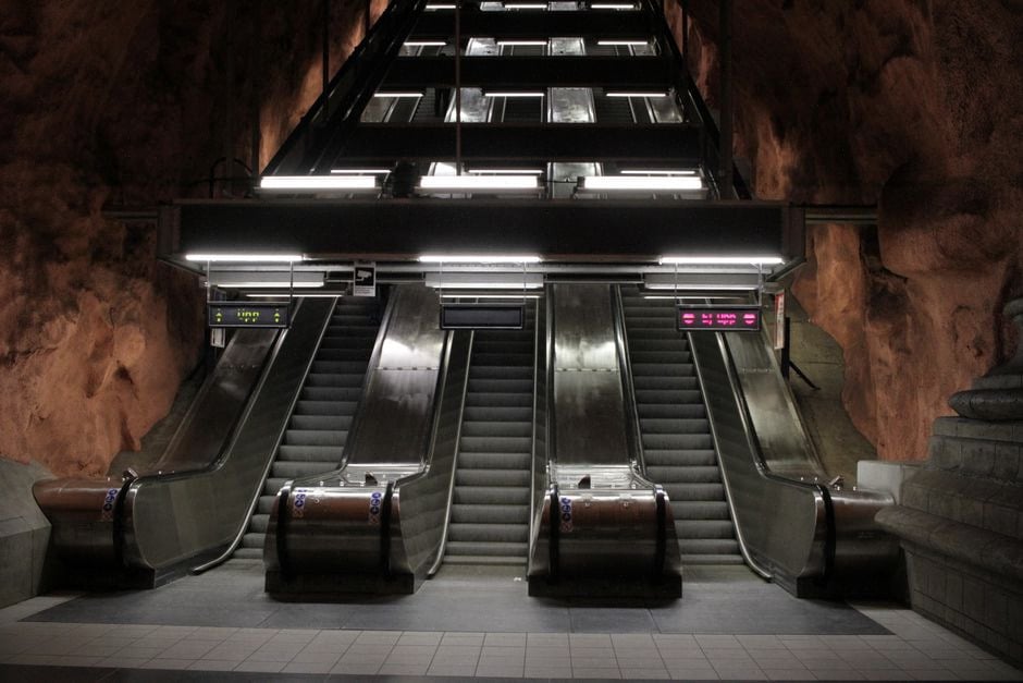 Développeur testant un modèle IA local sur station compacte