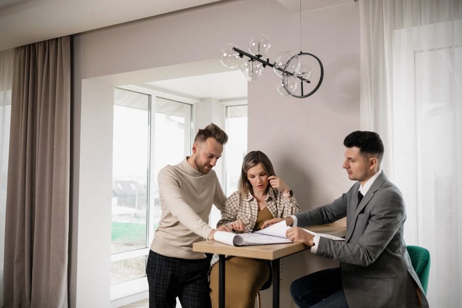 Bureau de vente immobilier neuf avec acheteurs hésitants