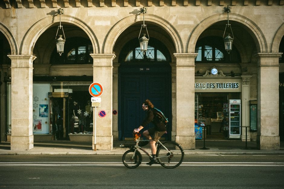 Cycliste regonflant un pneu de vélo électrique sur piste cyclable
