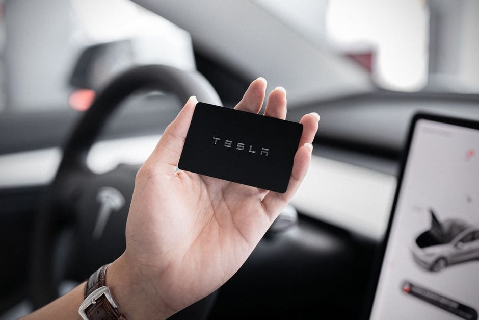 Présentation du Tesla Roadster dans un espace automobile moderne
