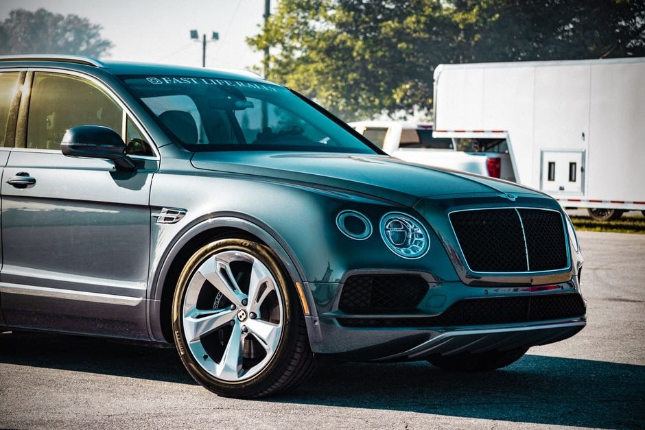 Recharge rapide du SUV électrique Bentley Torcal sur borne 400 kW