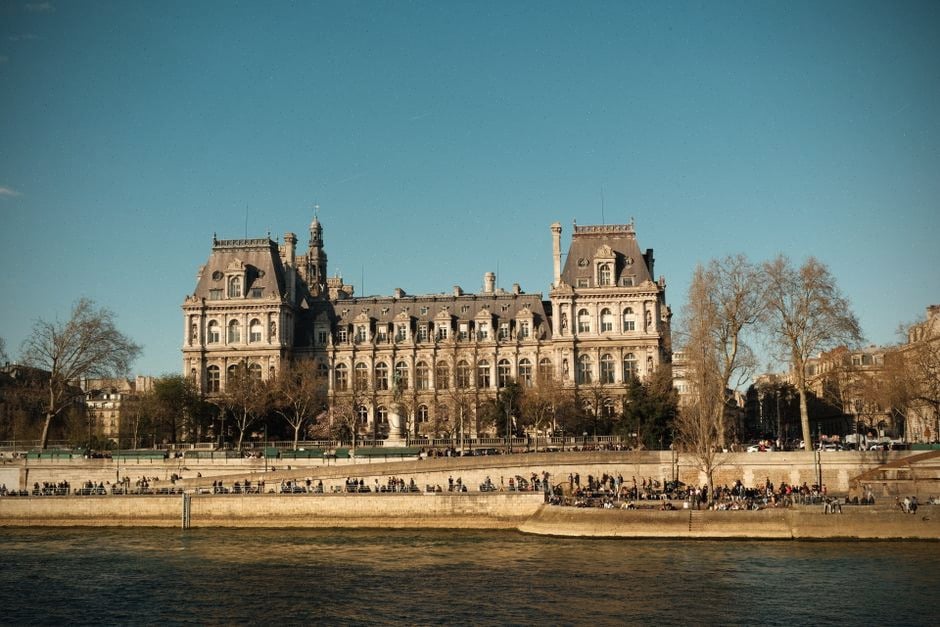 Visite d'appartement avec nombreux candidats dans une ville française tendue