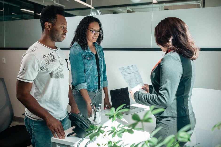 Dirigeants discutant adoption industrielle de l’intelligence artificielle à Montréal