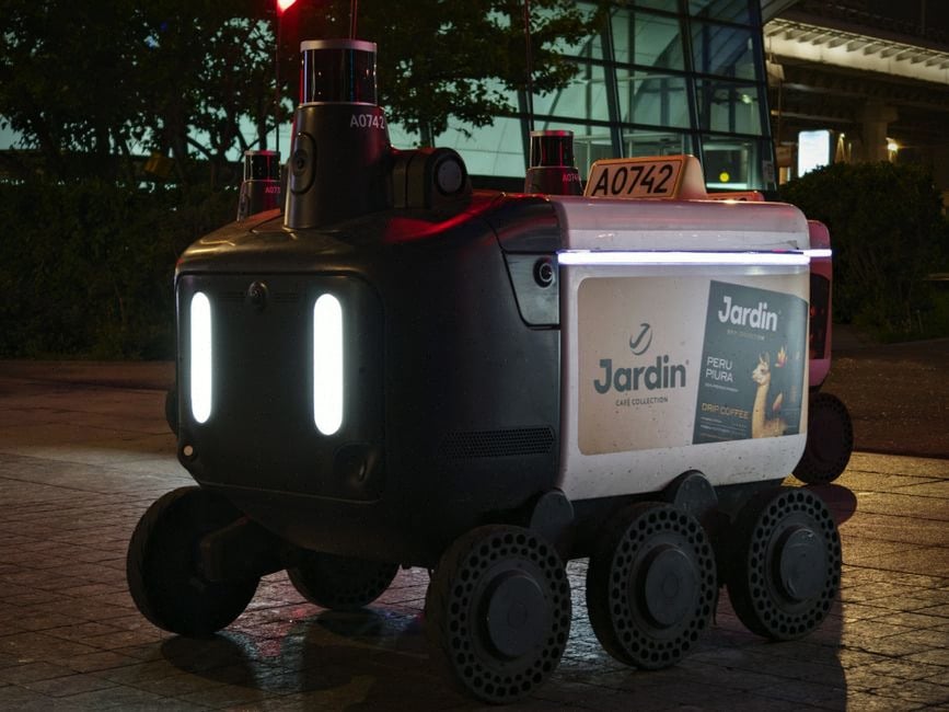 Robot quadrupède et drones lors d’un exercice militaire chinois moderne