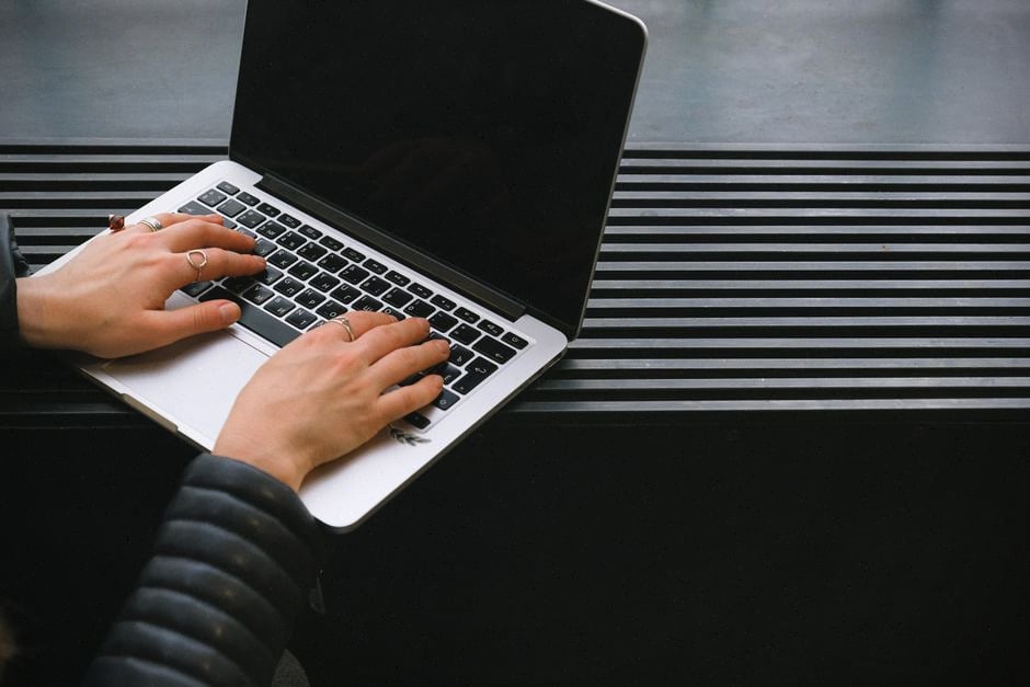 Journaliste consultant la Une de Blast sur ordinateur portable
