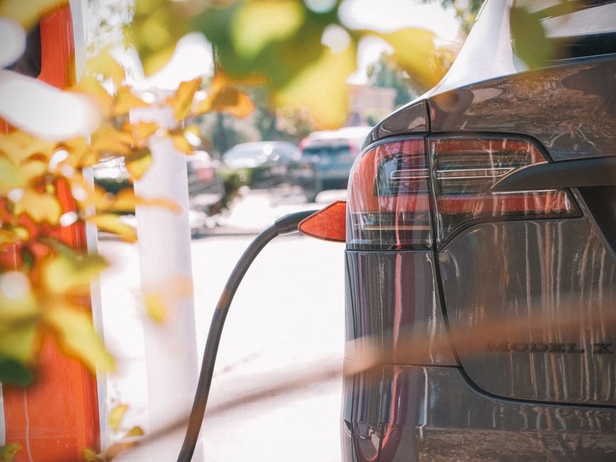Véhicule électrique professionnel en recharge sur un parking à Madagascar
