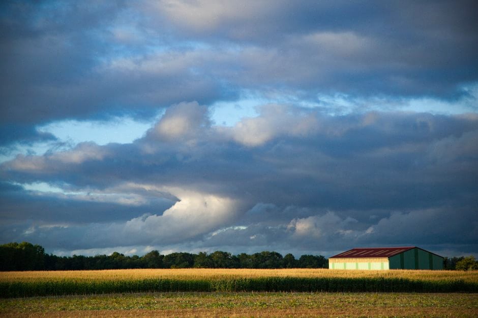 Panneaux photovoltaïques sur toiture agricole dans un village de l'Aude