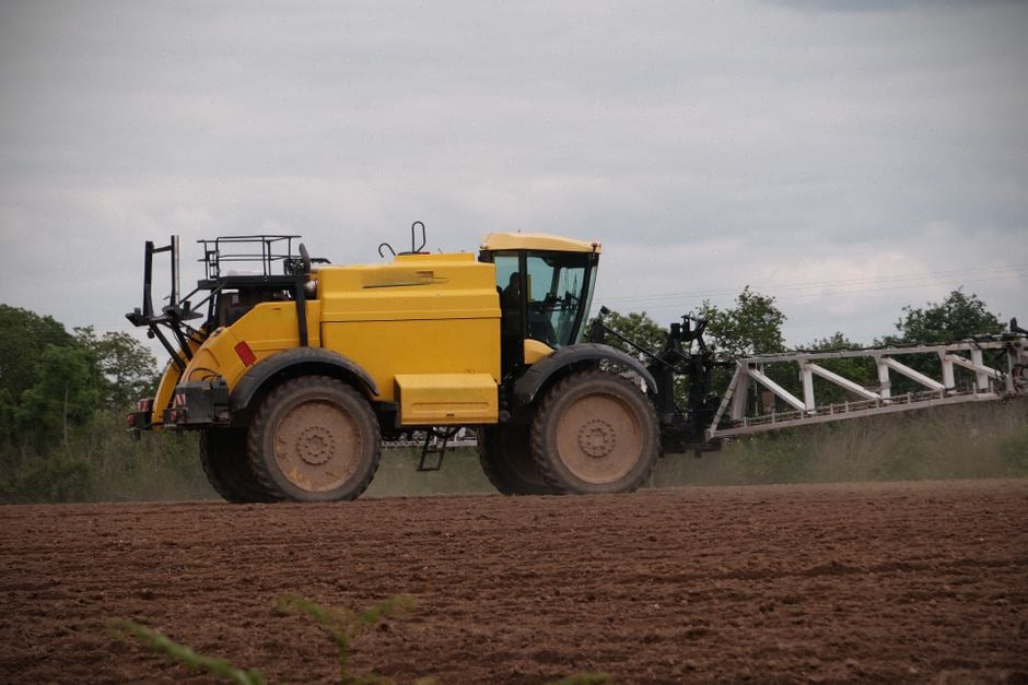 Capteurs agricoles et irrigation intelligente dans un champ exposé à la sécheresse