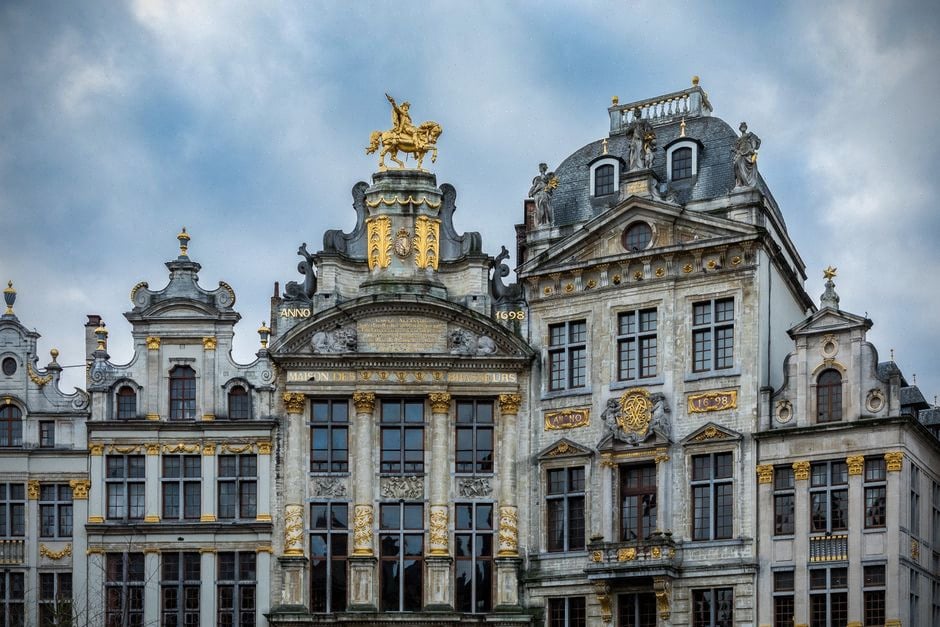 Responsables européens travaillant sur des dossiers budgétaires à Bruxelles