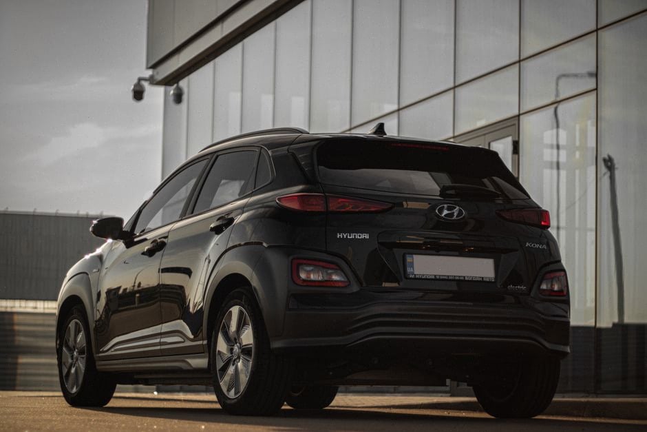 SUV électriques familiaux comparés devant une concession française moderne