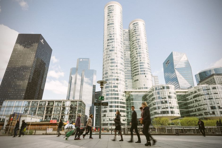 Investisseurs devant un quartier financier moderne après la hausse des indices