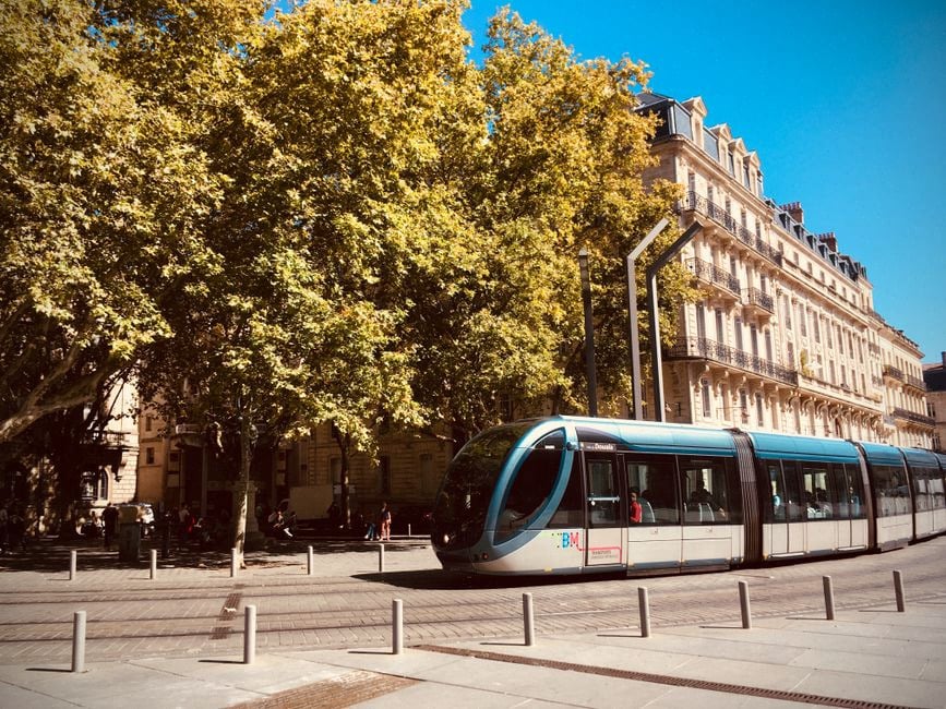 Bornes de recharge publiques dans une métropole française dense