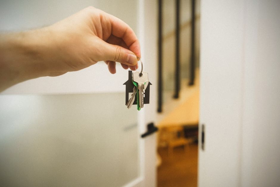 Primo-accédants visitant un appartement avec financement immobilier