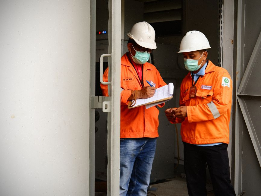 Inspecteurs nucléaires contrôlant des équipements dans une installation iranienne