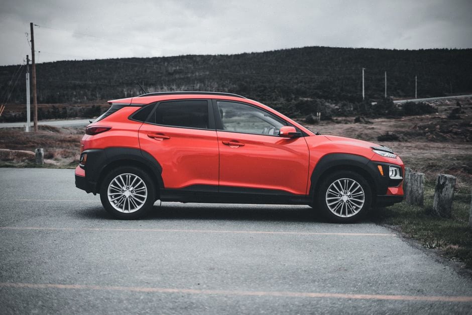 SUV électrique BYD compact présenté dans une concession moderne