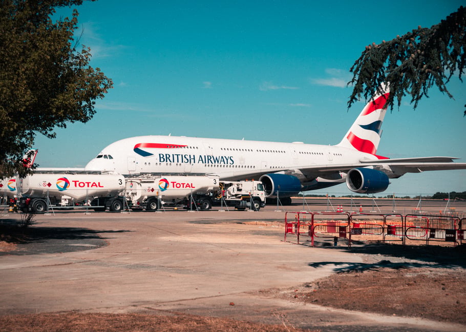 Avion commercial au sol avec équipe de maintenance carburant