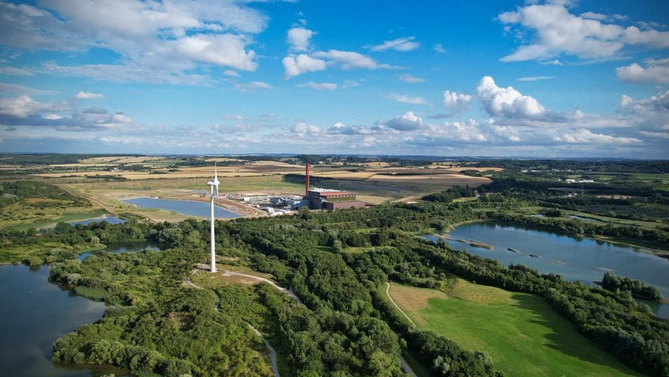 Techniciens surveillant une turbine dans une centrale hydroélectrique française