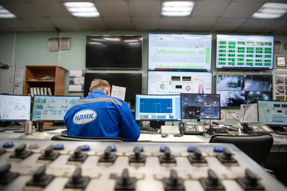 Techniciens surveillant la production nucléaire pendant un mouvement social