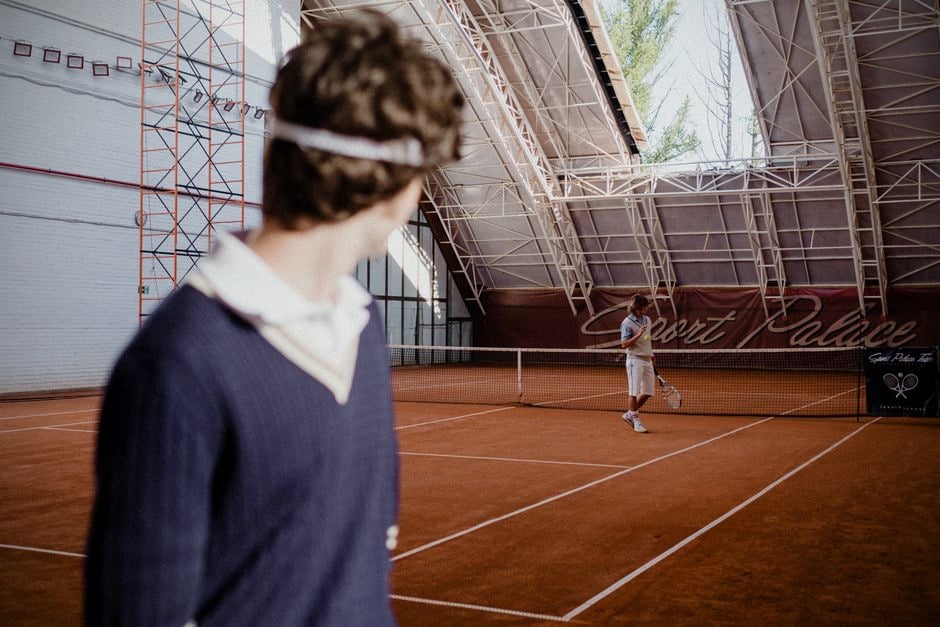 Robot de tennis IA en échange réel sur court intérieur