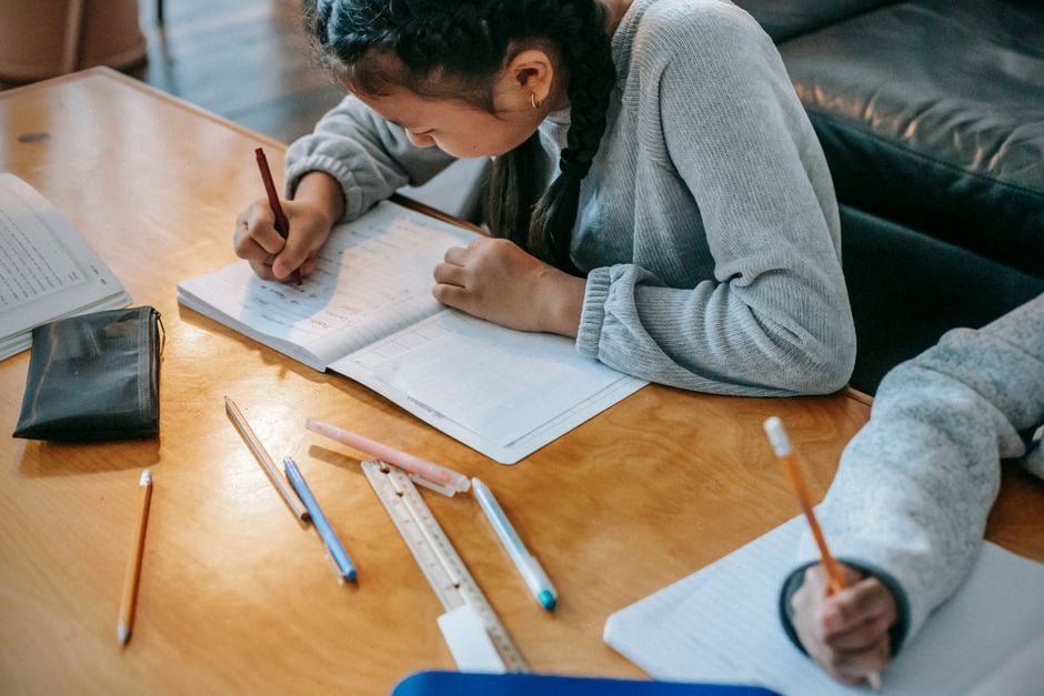 Élèves comparant notes et contenus générés par intelligence artificielle