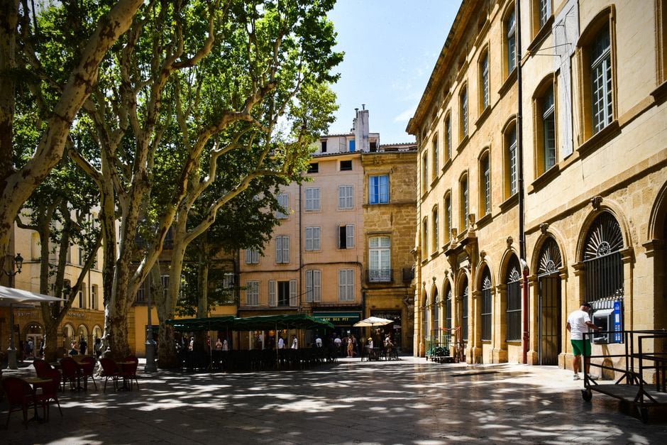 Comparaison des taux immobiliers sur tablette en rendez-vous bancaire