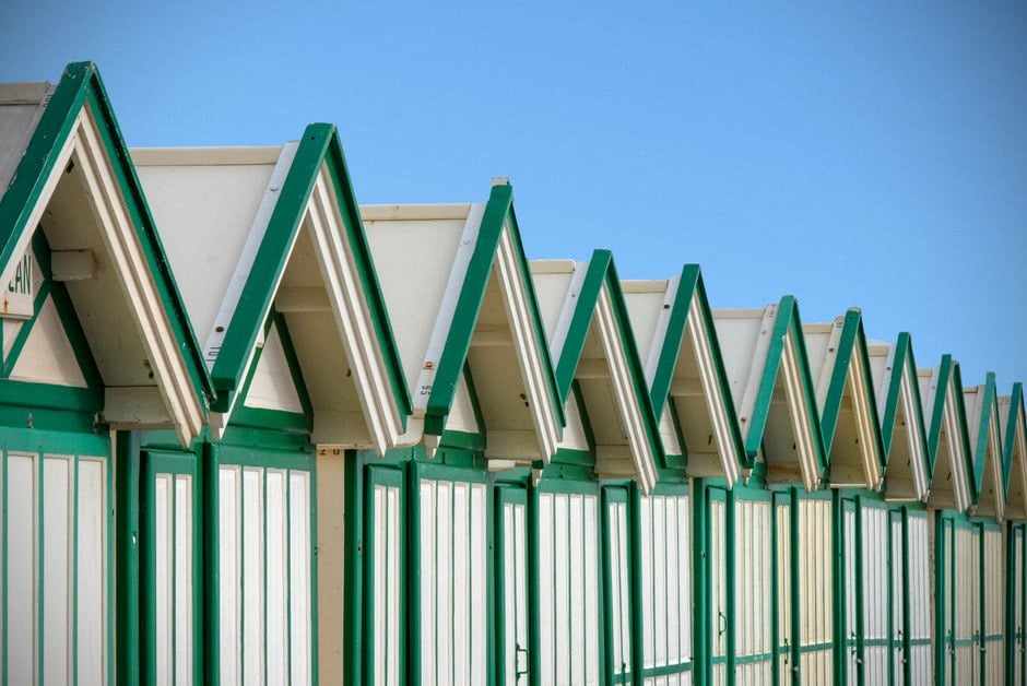 Technicien contrôlant des capteurs solaires thermiques sur toiture résidentielle