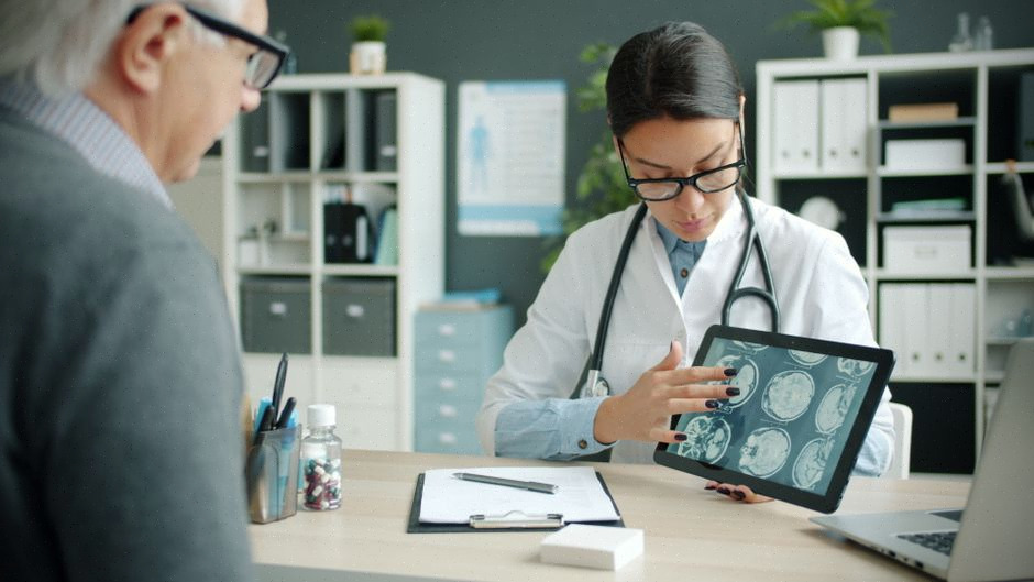 Radiologues utilisant l’intelligence artificielle en imagerie oncologique hospitalière