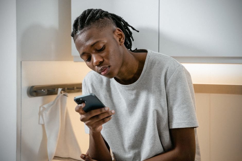 Utilisateur validant une réponse IA dans une messagerie mobile
