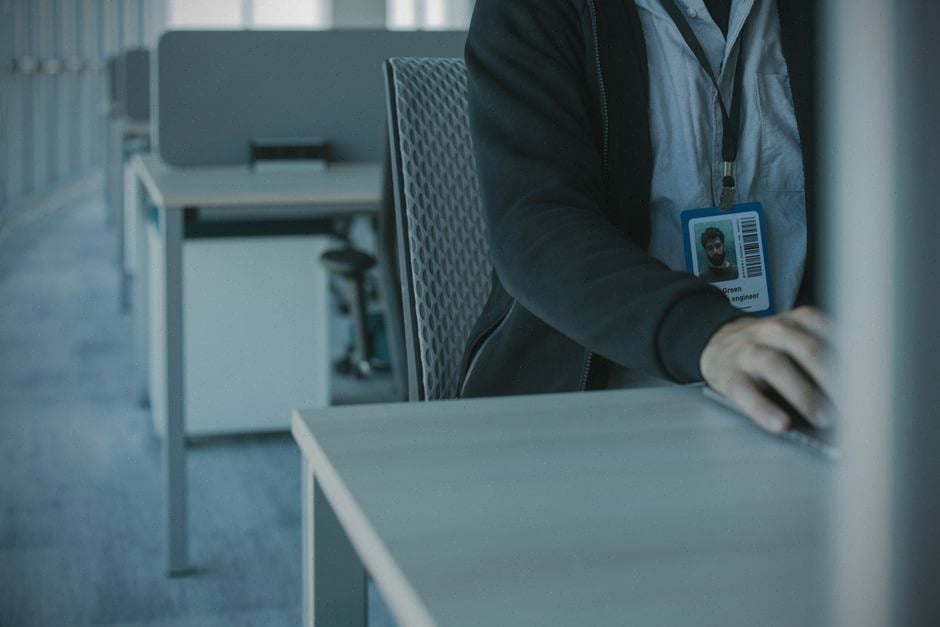 Guide cybersécurité consulté par un professionnel dans un bureau moderne