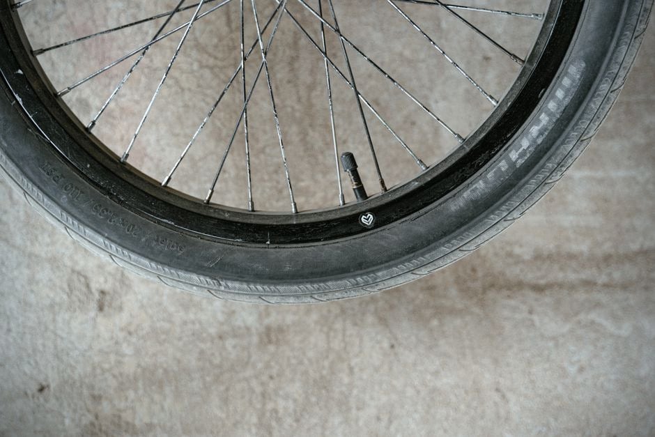 Mini pompe électrique vélo branchée sur une valve de pneu route