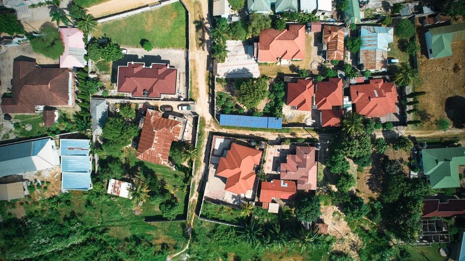 Réseau électrique et commerces locaux alimentés par le solaire aux Comores
