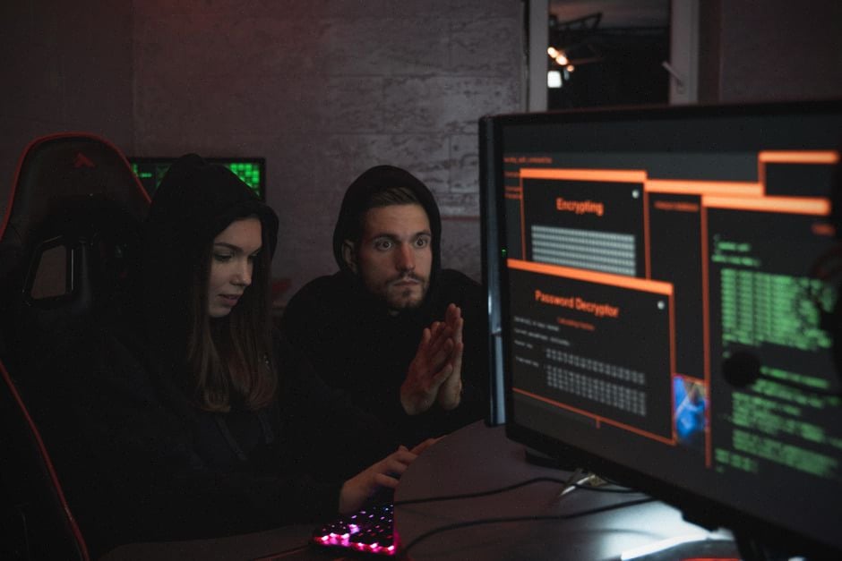 Analystes réalisant du threat hunting dans un centre de cybersécurité