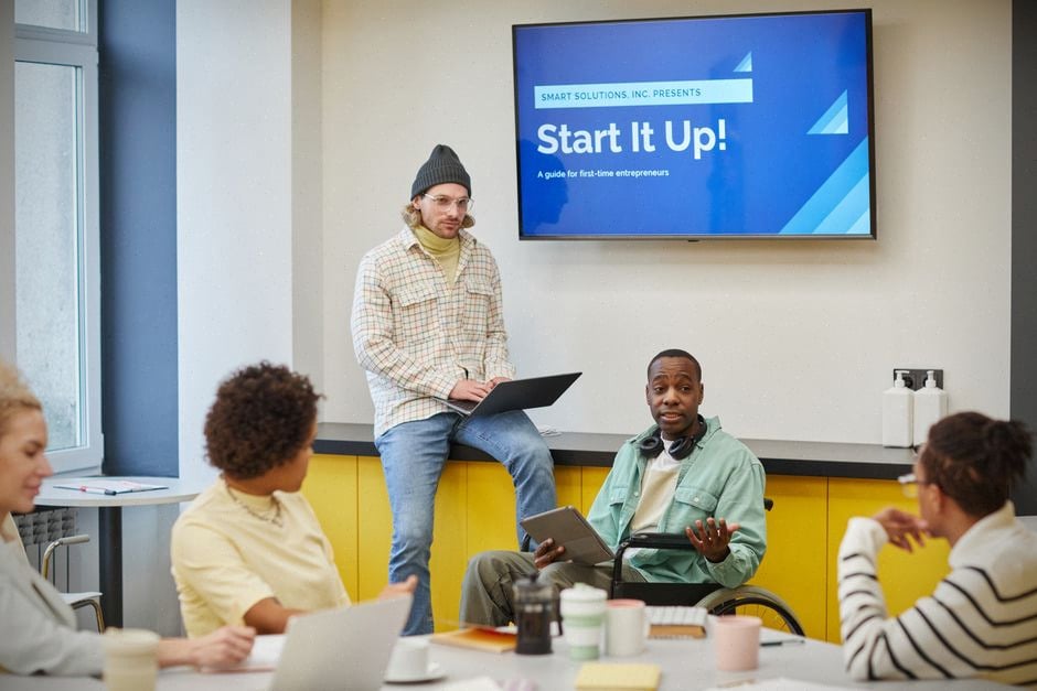 Startup canadienne présentant une solution IA devant un investisseur international