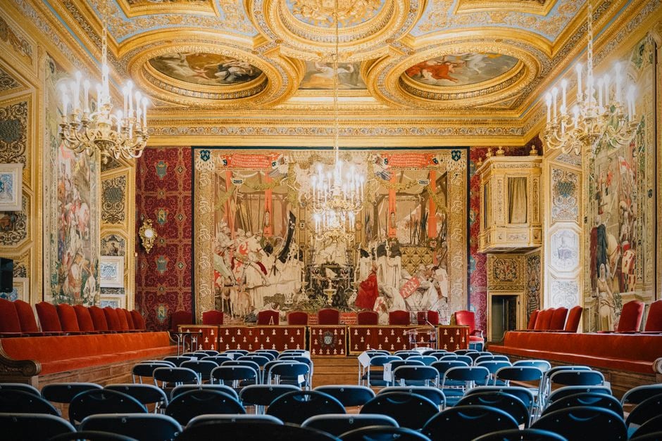 Salle de marché analysant le CAC 40 et le Brent